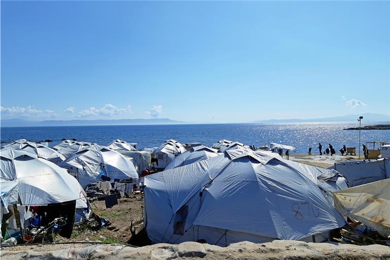Das Flüchtlingslager Mavrovouni: Die Zelte sind direkt am Meer aufgebaut, die Bedingungen für die rund 7000 Menschen, die dort leben, allerdings alles andere als idyllisch. Fotos: privat