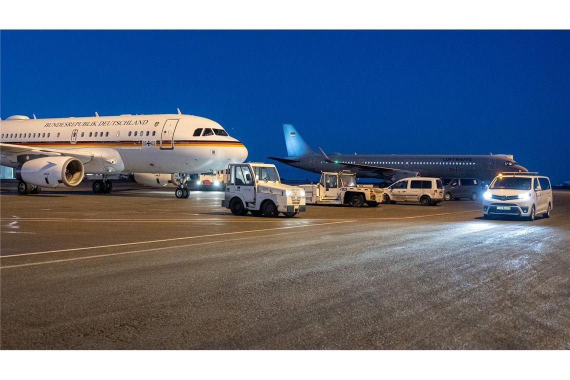 Das Flugzeug (hinten) von Außenminister Wadephul (CDU) steht neben dem Airbus A319 von Bundesfinanzminister Klingbeil (SPD).