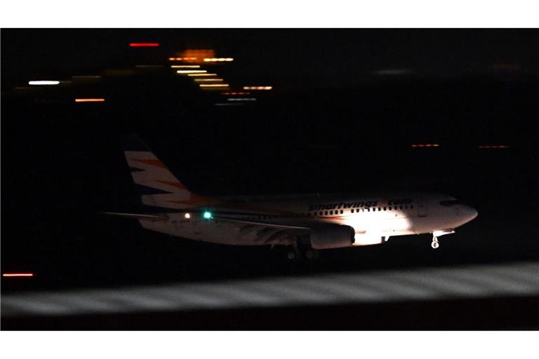Das Flugzeug landete am späten Abend am Flughafen Halle/Leipzig. Die Reise hatte für die Afghaninnen und Afghanen am Vormittag in der pakistanischen Hauptstadt Islamabad begonnen.