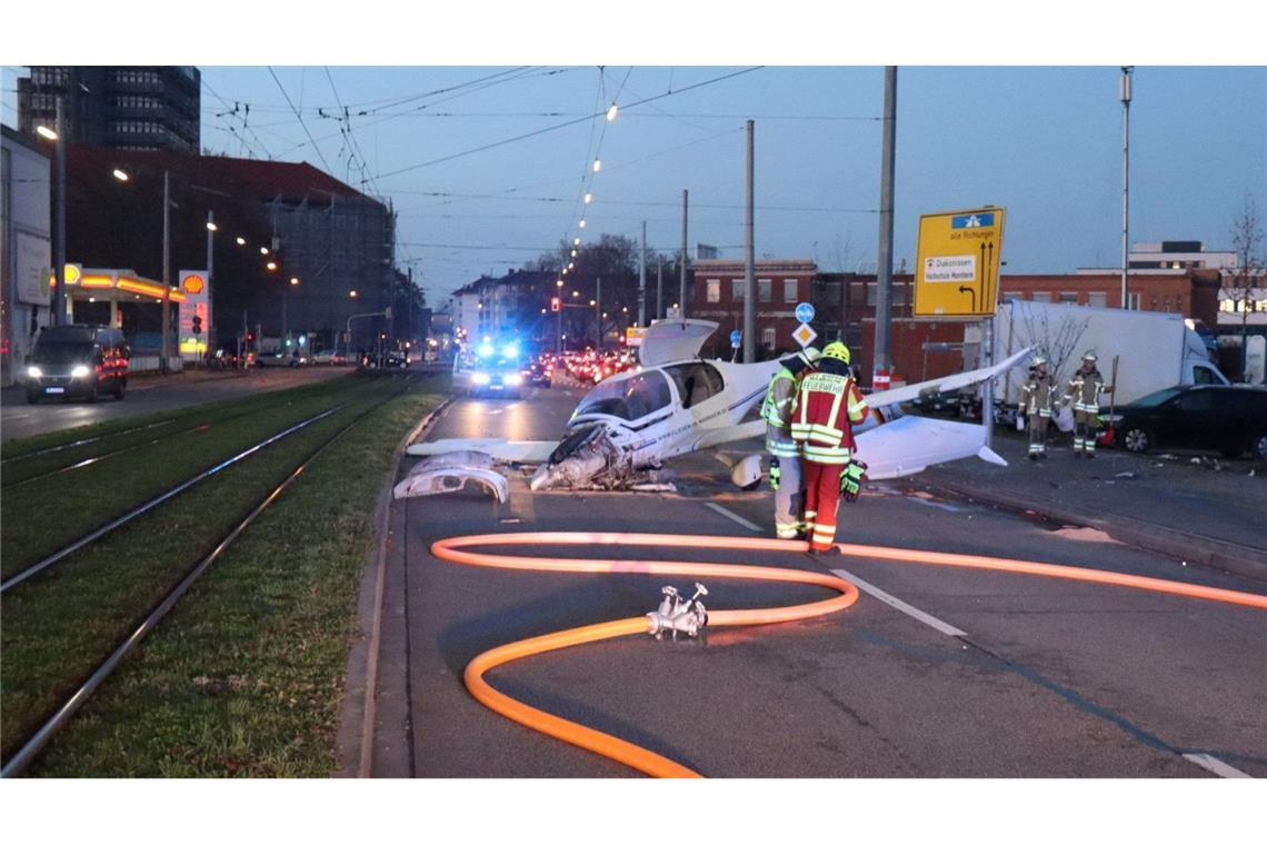 Das Flugzeug sei mitten auf der Fahrbahn zum Stehen gekommen, sagte eine Polizeisprecherin.