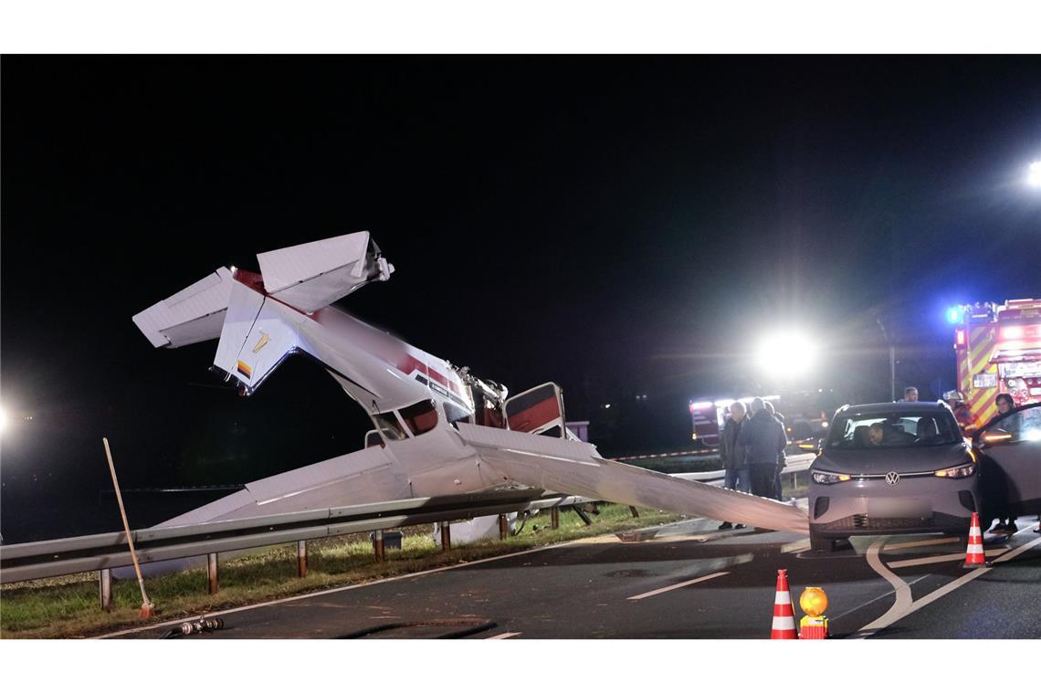 Kleinflugzeug stürzt auf Straße – keine Verletzten Das Flugzeug stürzte auf die Straße.