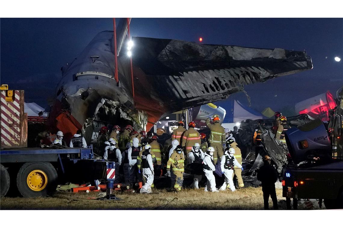 Flugzeug in Südkorea zerschellt - 179 Tote Das Flugzeug wurde bei dem Unglück bis auf den hinteren Teil vollkommen zerstört.