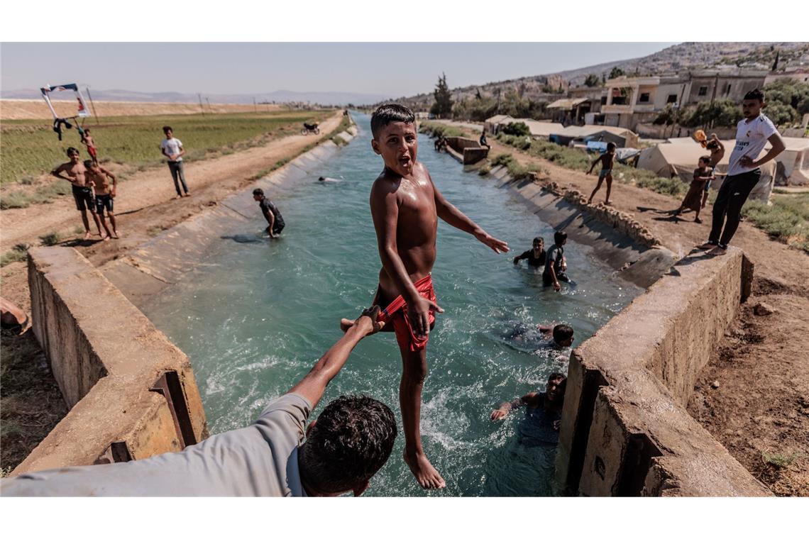 dpa-Fotograf Alkharboutli in Syrien getötet Das Foto des dpa-Fotografen Anas Alkharboutli zeigt syrische Jugendliche bei einer Abkühlung von der Hitze.