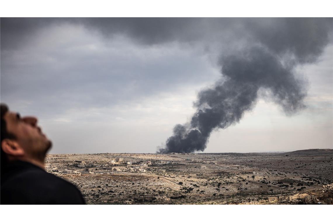 dpa-Fotograf Alkharboutli in Syrien getötet Das Foto des dpa-Fotografen Anas Alkharboutli zeigt aufsteigenden Rauch während der anhaltenden Kämpfe in Syrien.