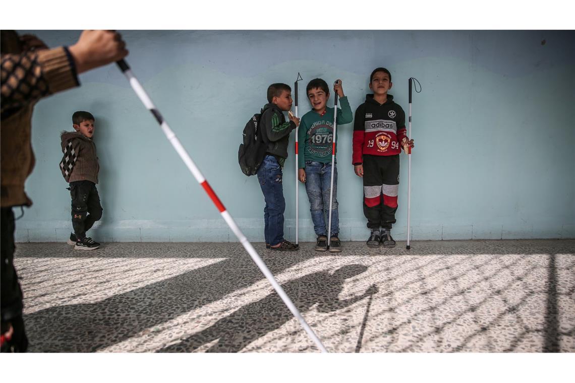 dpa-Fotograf Alkharboutli in Syrien getötet Das Foto des dpa-Fotografen Anas Alkharboutli zeigt blinde Schülerinnen und Schüler vor ihrem Klassenzimmer in Idlib.