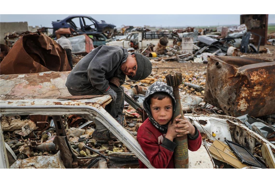 dpa-Fotograf Alkharboutli in Syrien getötet Das Foto des dpa-Fotografen Anas Alkharboutli zeigt ein Kind mit einer nicht explodierten Mörsergranate.