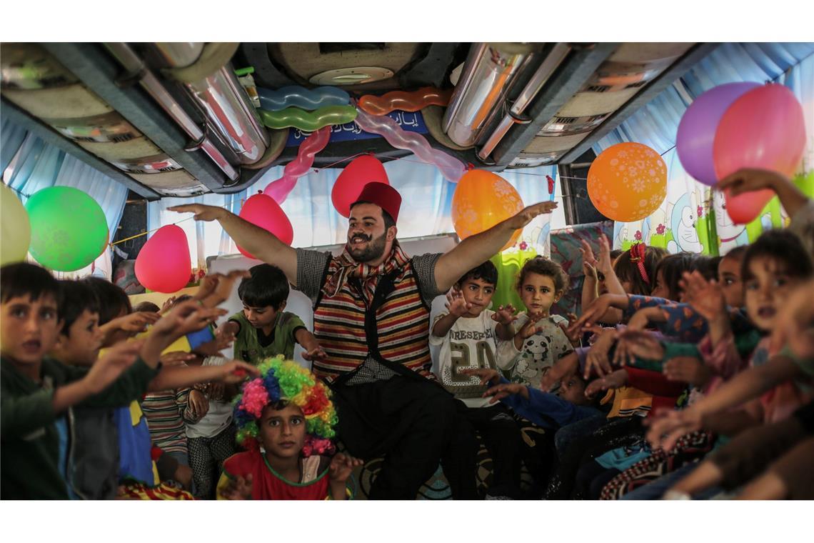 dpa-Fotograf Alkharboutli in Syrien getötet Das Foto des getöteten dpa-Fotografen Anas Alkharboutli zeigt einen Lehrer mit syrischen Kindern in einem mobilen Klassenzimmer.