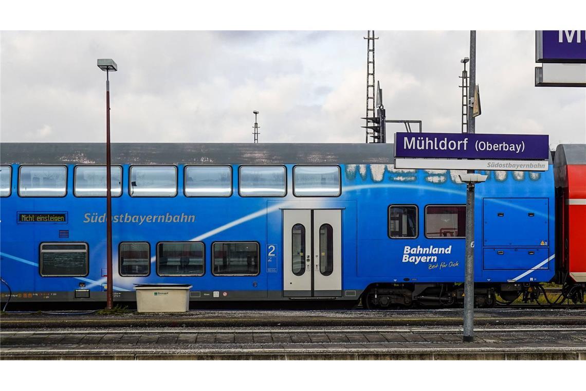 Das Foto zeigt den Bahnhof in Mühldorf. Aus noch unklaren Gründen waren auf der Bahnstrecke von München nach Mühldorf zwei Züge auf demselben Gleis gefahren (Symbolfoto).