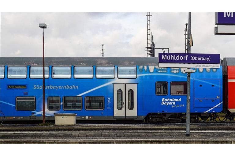Das Foto zeigt den Bahnhof in Mühldorf. Aus noch unklaren Gründen waren auf der Bahnstrecke von München nach Mühldorf zwei Züge auf demselben Gleis gefahren (Symbolfoto).