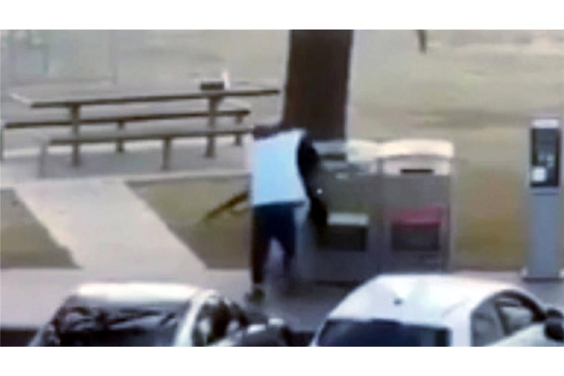 Das Foto zeigt den Mann, der einen der Täter entwaffnet.