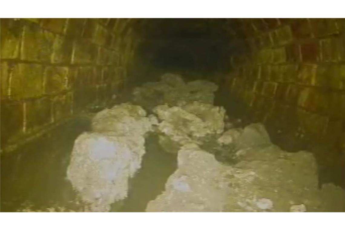 Das Foto zeigt eine Verstopfung, die vermutlich rund 100 Tonnen wiegt und in der Kanalisation von Whitechapel im Osten Londons entdeckt wurde.