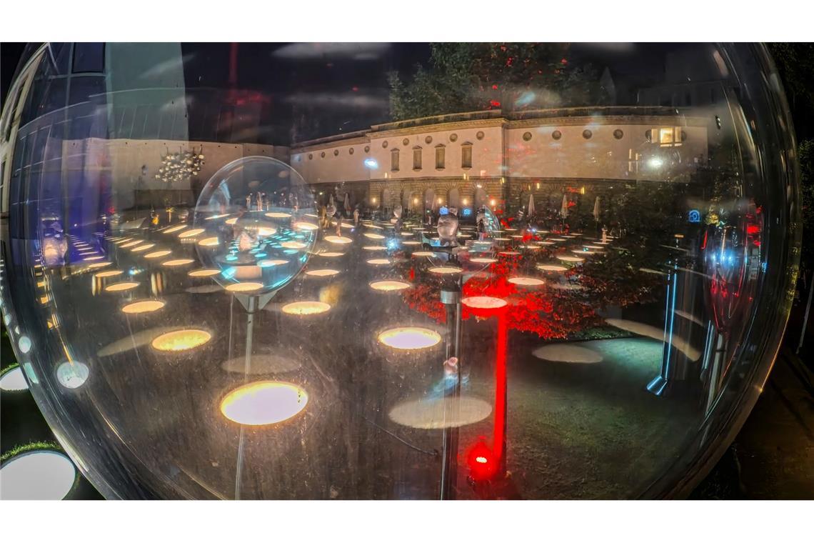 Überwindet Deutschland seine Nine-to-five-Kultur? Das Frankfurter Städel, hier mit illuminiertem Garten, gehört zu den Museen, die einen langen Donnerstag anbieten. (Archivbild)