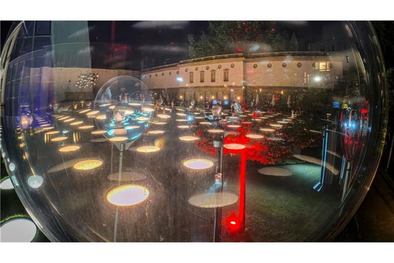 Das Frankfurter Städel, hier mit illuminiertem Garten, gehört zu den Museen, die einen langen Donnerstag anbieten. (Archivbild)