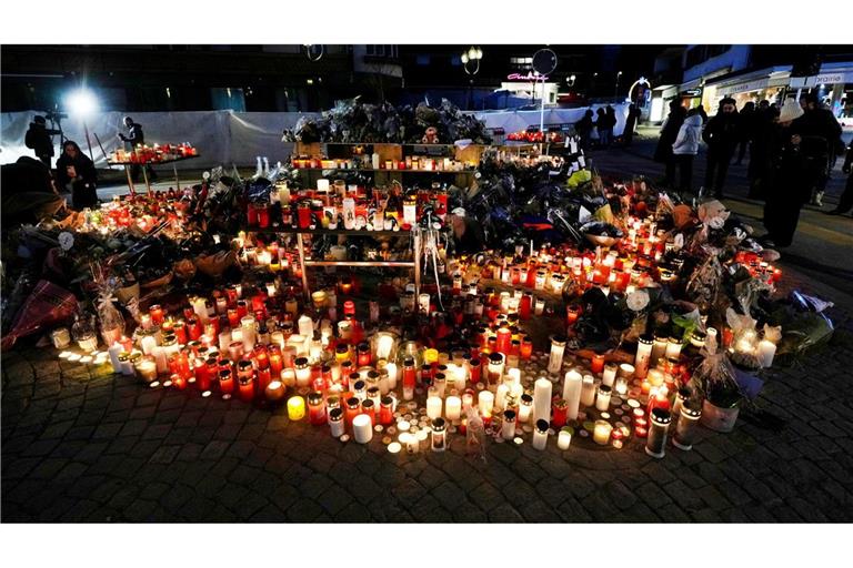 Das französische Blatt "Charlie Hebdo" erntet für eine Karikatur zu der Brandkatastrophe in der Schweiz heftige Kritik. (Archivbild)