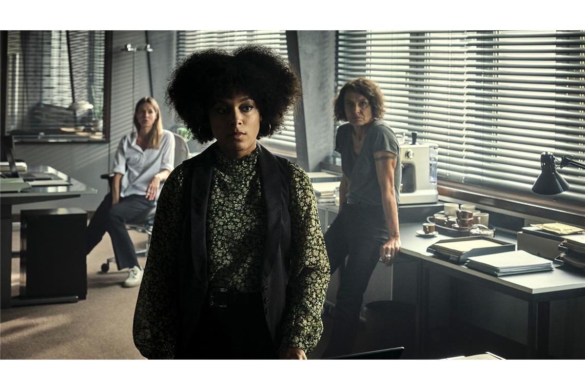 Das Frauen-Trio vom Kommissariat Ludwigshafen Johanna Stern (Lisa Bitter, hinten li.), Mara Hermann (Davina Chanel Fox, vorne) und Lena Odenthal (Ulrike Folkerts, hinten re. )fragen sich, ob die jungen Leute Mikes Eltern umgebracht haben könnten. Nisha kannte die beiden doch nicht mal, oder doch?