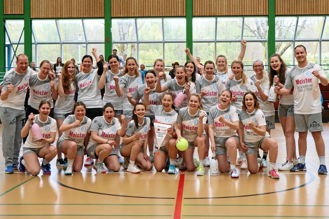 Titelgewinn nach einer Gefühlsachterbahn Das Frauenteam der SG Weissach im Tal bejubelt die Meisterschaft und den Aufstieg. Hintere Reihen von links: Trainer Benedikt Pollak, Tanja Weller, Nadine Heudorf, Nicole Huraj, Juliana Konrad, Daniela Götz, Martina Huber, Franziska Kugler, Sophie Knodel, Julia Lang, Veronique Mantler, Lisa Kugler, Caprice Schleicher, Cinderella Schleicher, Svenja Strecker und Co-Trainer Fabrice Weirich. Vorne: Lara Hinterkopf, Lea Schwaderer, Nadine Barth, Sarah Lüder, Maren Haberl, Alina Seitter, Nina Reichenberger und Lena Reichenberger. Foto: M. Wertenauer