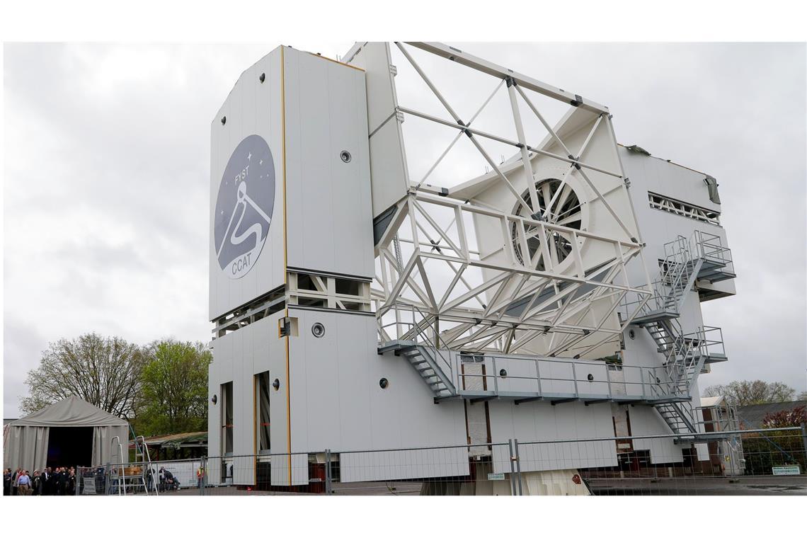 Teleskop in Chile soll ältestes Licht des Universums einfangen Das Fred Young Submillimeter Teleskop (FYST) ist testweise auf einem Firmengelände aufgebaut. Wissenschaftler und Ingenieure haben im Rheinland ein riesiges Teleskop gebaut, das einen Blick auf die Geburt der ersten Sterne nach dem Urknall liefern soll.