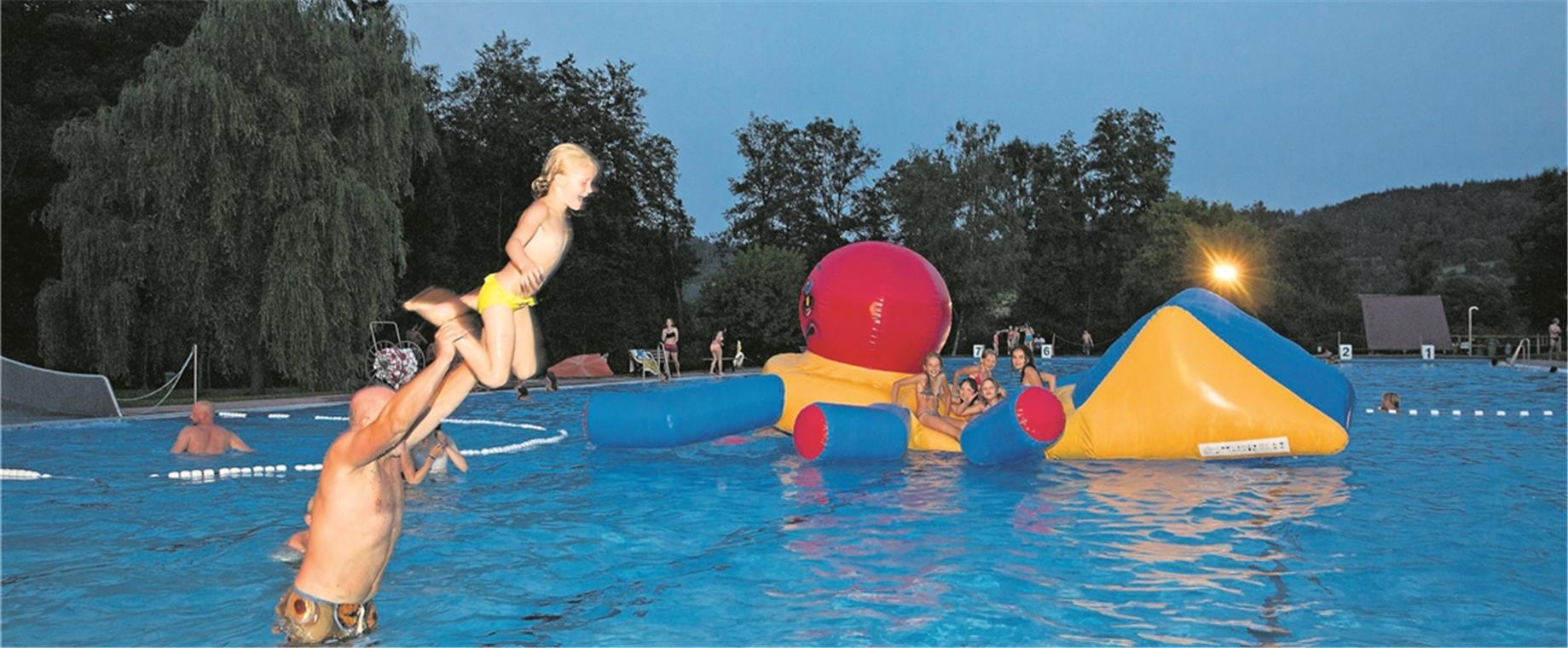 Verschobene Investitionen und dunkle Wolken Das Freibad ist eine wichtige Einrichtung für die Bürger. Das Defizit war Thema in der Sitzung, der Rat war sich aber auch einig über das Engagement des Freibadfördervereins. Archivfoto: J. Fiedler