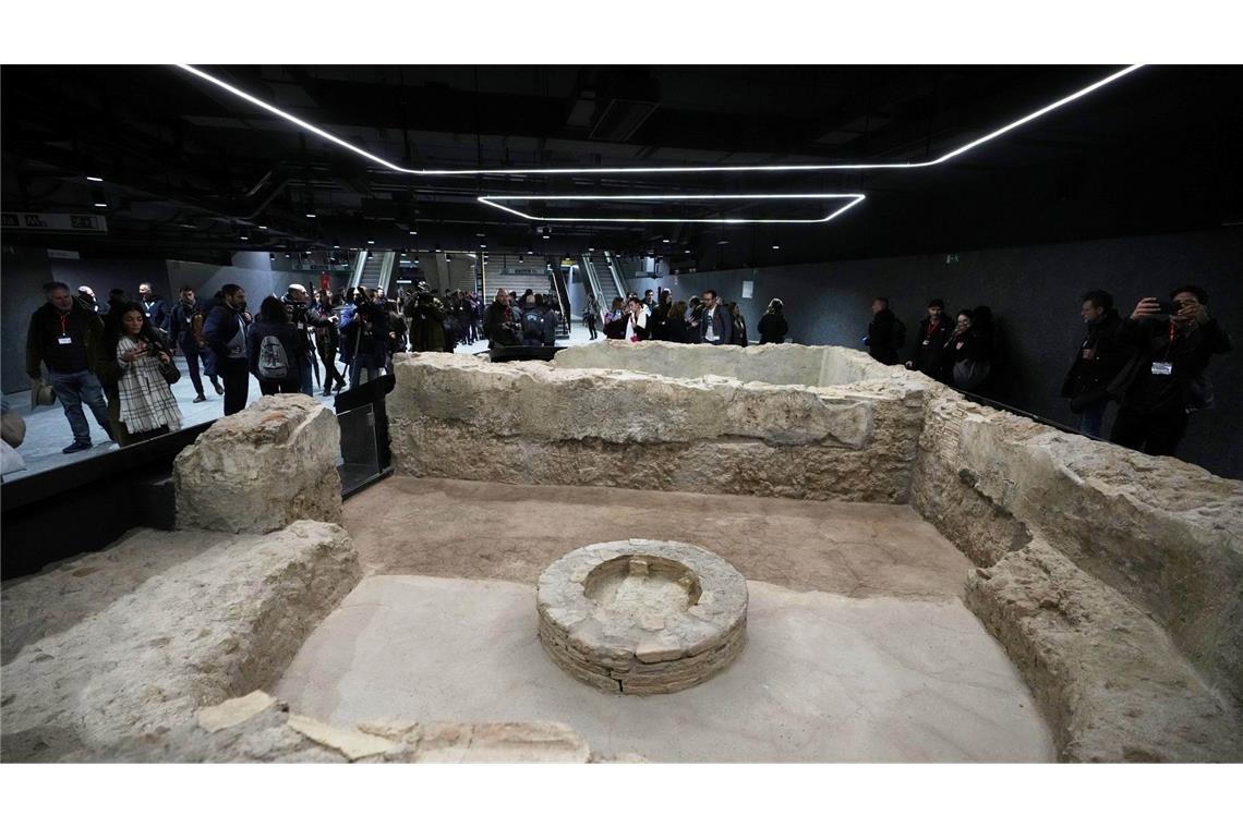 Das ganze Fundament eines ausgegrabenen Gebäudes ist an einer der Haltestellen ausgestellt.