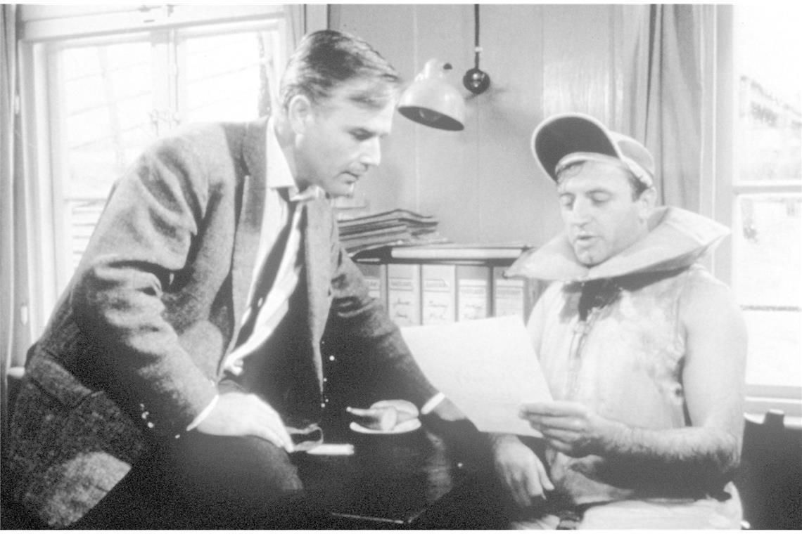Vor 65 Jahren: Der erste Edgar-Wallace-Film feiert Premiere in Stuttgart „Das Gasthaus an der Themse“ (1962): Inspektor Wade (Joachim Fuchsberger, li., mit Eddi Arent) jagt den mörderischen „Hai“, einem einzelgängerischen Diamantenräuber, der gnadenlos tötet. Mit einem Taucheranzug ausgerüstet, harpuniert er seine Opfer und entkommt durch die Londoner Kanalisation.