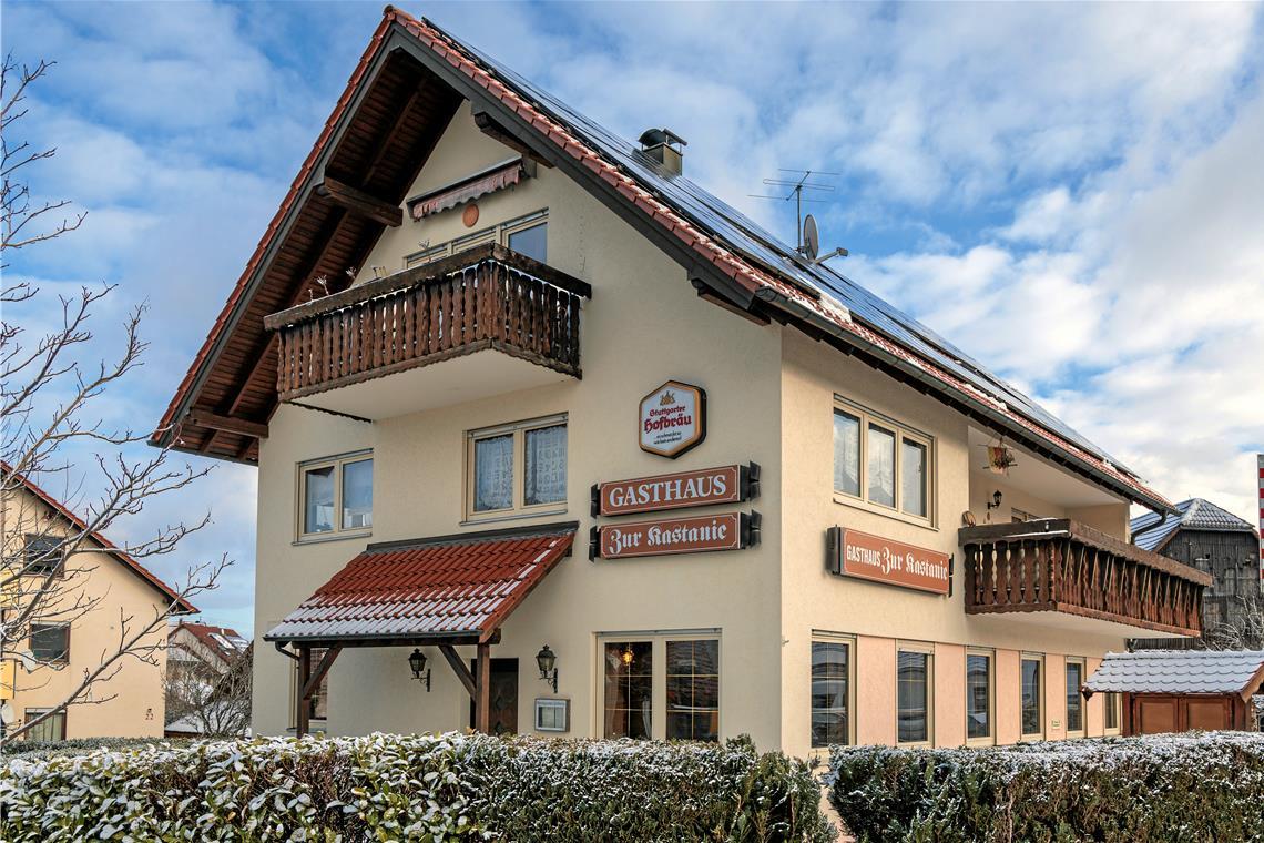 Das Gasthaus zur Kastanie liegt zentral und verfügt auch über einen Biergarten.