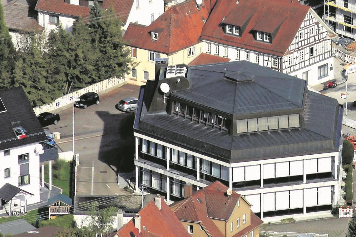 Volksbank feilt am Standortumbau Das Gebäude der Volksbank in Murrhardt hat eine ungewöhnliche Kubatur. Der sechseckige Bau ist im Jahr 1971 entstanden und wurde 1991/1992 erweitert beziehungsweise aufgestockt. Archivfoto: Florian Muhl