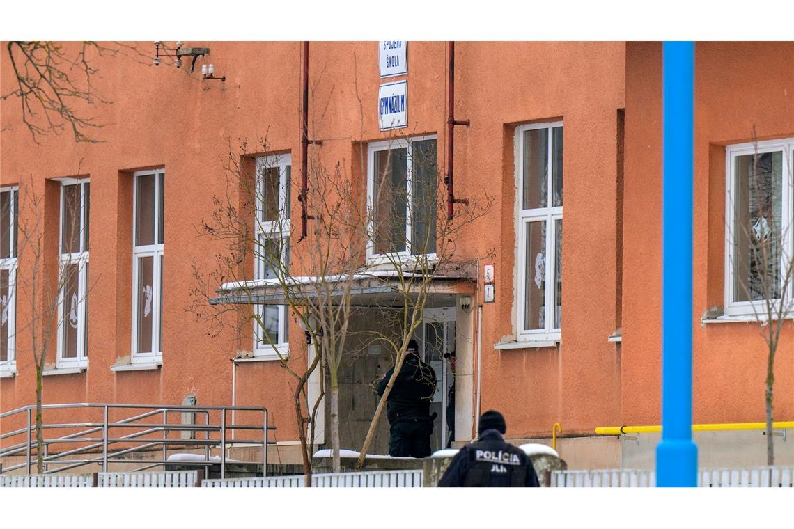 Mindestens zwei Tote in slowakischer Schule Das Gebäude des Gymnasiums, in dem der Amoklauf stattfand. Mit einem Messer hat ein 18 Jahre alter Schüler in einem Gymnasium in der Slowakei mindestens zwei Menschen getötet und mehrere verletzt.