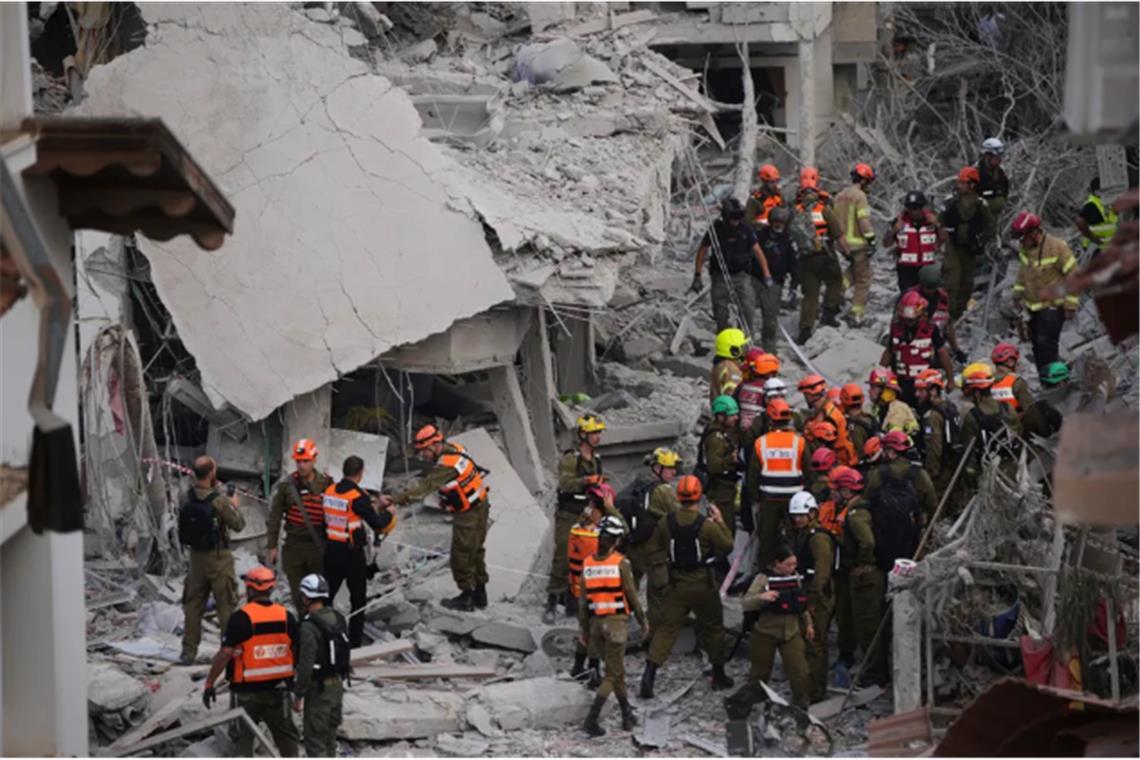 Das Gebäude in der Stadt Rischon Lezion südlich der Küstenmetropole Tel Aviv wurde laut Medien direkt von einer iranischen Rakete getroffen.