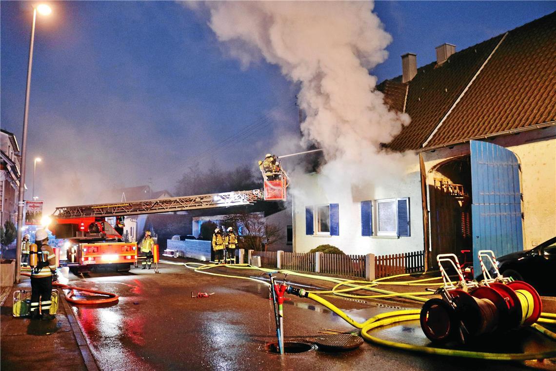 400.000 Euro Schaden bei Dachstuhlbrand in Weissach im Tal Das Gebäude ist komplett ausgebrannt. Foto: 7aktuell.de/Kevin Lermer