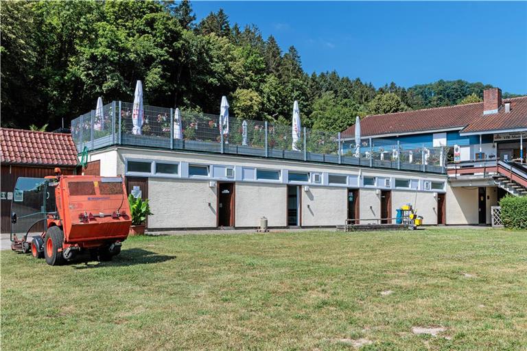 Das Gebäude mit Umkleide- und Sanitärräumen im Stadion braucht eine neue Heizung. Diekünftige Anlage wird auch Wärme fürs VfR-Heim liefern. Foto: Stefan Bossow