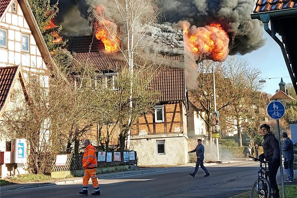 Brandursache in Bartenbach weiterhin unklar Das Gebäude, welches von einer Familie bewohnt und unlängst saniert worden war, ist derzeit nicht bewohnbar. Foto: Markus Stricker