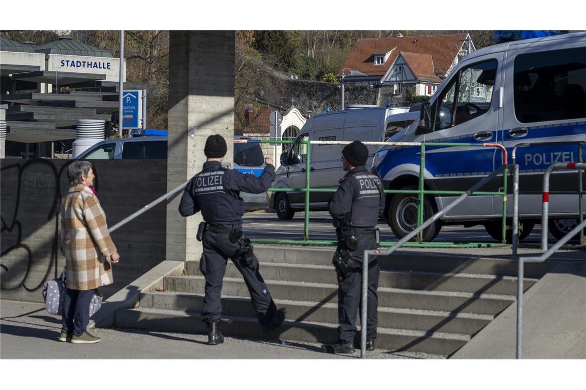 Kretschmann: „Irreguläre Migration begrenzen, dann ist AfD 2030 halbiert“ Das Gebiet rund um die Stadthalle ist abgesperrt und wird von Polizisten gesichert.