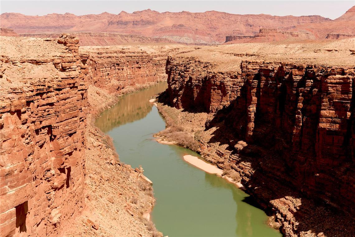 Das Gebiet um das Tal wird in drei Regionen aufgeteilt: den Südrand (South Rim), den im Durchschnitt circa 300 Meter höher gelegenen und kühleren Nordrand (North Rim) und die Innere Schlucht (Inner Canyon). Der Südrand des Grand Canyons liegt im Durchschnitt auf 2100 Meter, während der Colorado im Durchschnitt auf 750 Metern fließt.