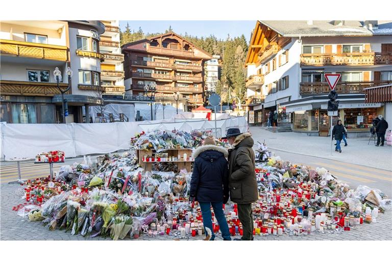 Das Gedenken an die Opfer ist in Crans-Montana allgegenwärtig (Archivbild)