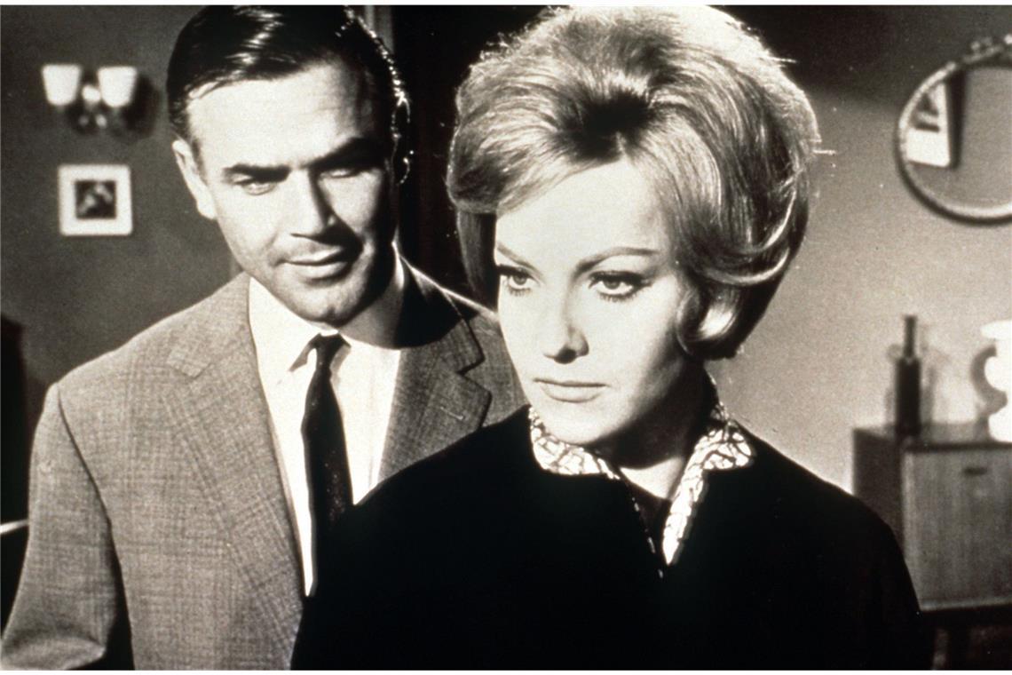 Vor 65 Jahren: Der erste Edgar-Wallace-Film feiert Premiere in Stuttgart „Das Geheimnis der gelben Narzisse“ ( 1961): Junge Mädchen aus der Drogenszene werden in London erstochen aufgefunden, neben den Leichen liegen gelben Narzissen. Sicherheitschef Jack Tarling (Joachim Fuchsberger), der mit Scotland Yard die Morde aufklären will, fragt sich, welche Rolle die attraktive Sekretärin Anne Rider (Sabine Sesselmann) in dem Fall spielt.