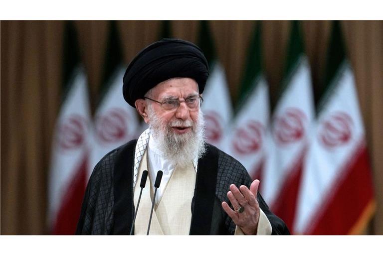 Das geistliche Oberhaupt des Iran droht Menschen, die sich an Protesten beteiligen.