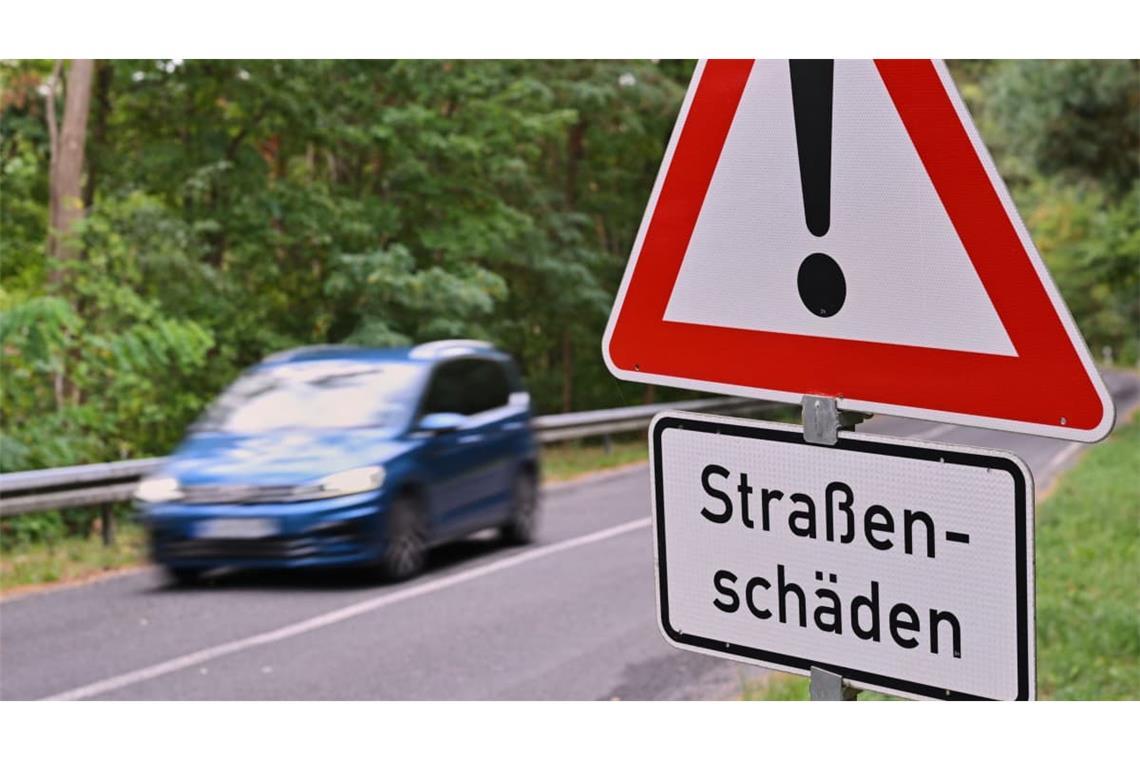 Das Geld aus dem Sondervermögen fließt in Deutschland auch in die Sanierung von Straßen.