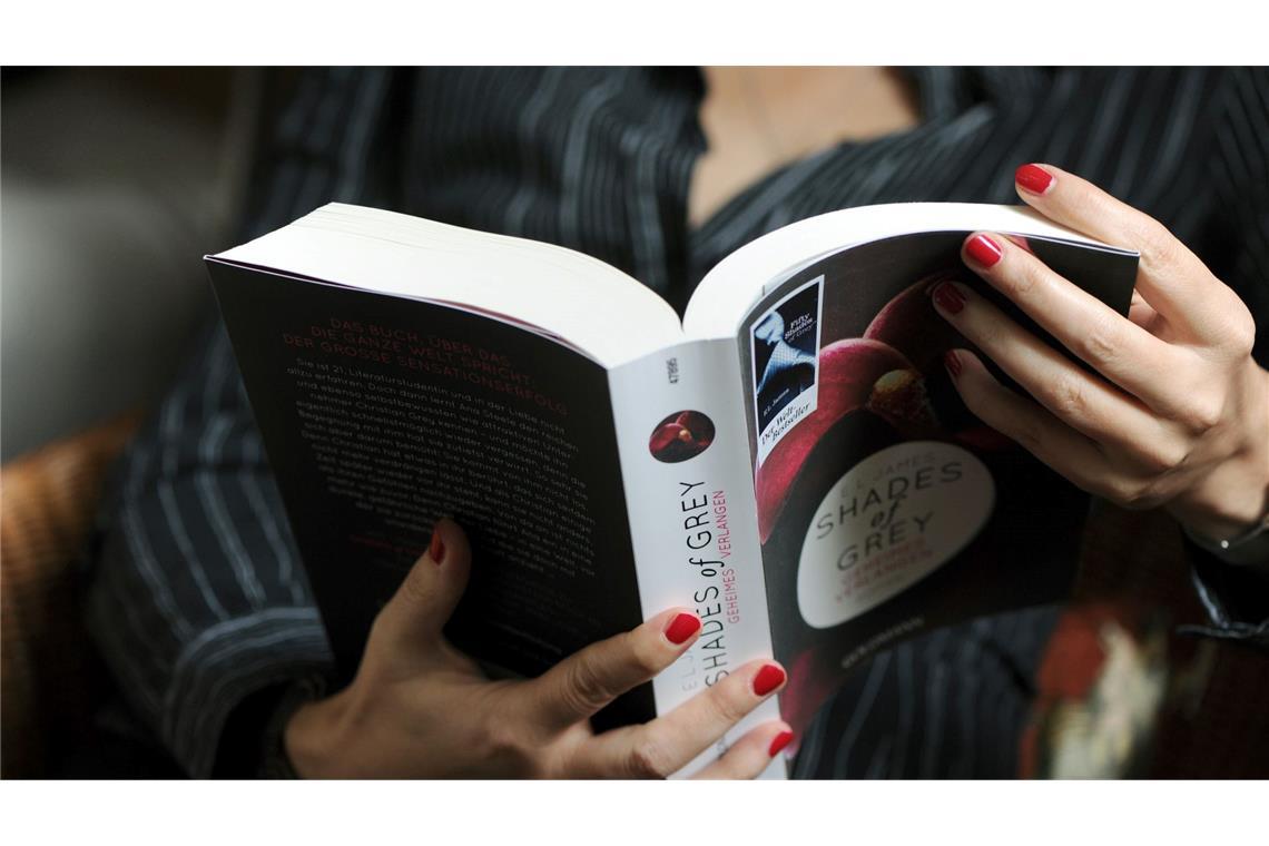 Achtung, dieses Buch kann Sie triggern Das Genre "Dark Romance" ist besonders bei einer jungen weiblichen Zielgruppe beliebt. In den sozialen Medien teilen die Leserinnen ihre Gedanken zu den oft moralisch schwierigen Themen. (Archivbild)