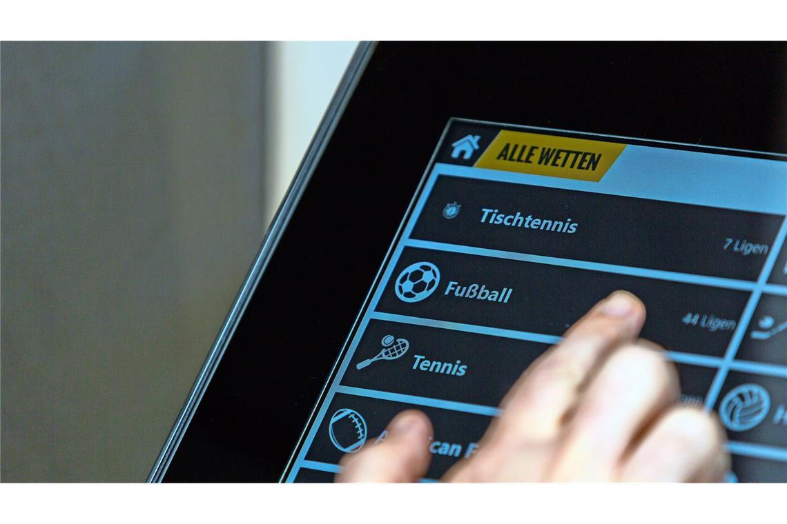 Das Gericht verpflichtete das Land dazu, die Erlaubnis zum Betrieb eines Wettbüros in der Nähe der Turnhalle zu erteilen. (Symbolbild)