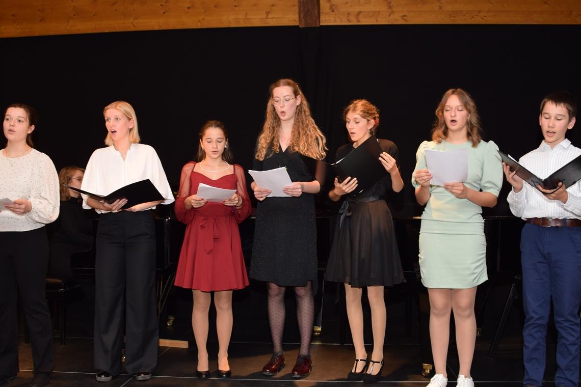Premiere für schöne Stimmen beim Herbstkonzerts der Riebesamstiftung Das Gesangsensemble mit (von links) Salome Ellinger, Zoey Luisa Ries, Fiona Kirr, Larissa Reisch, Hannah Mattes, Sophie Unruh und Joram Bolm. Foto: Elisabeth Klaper