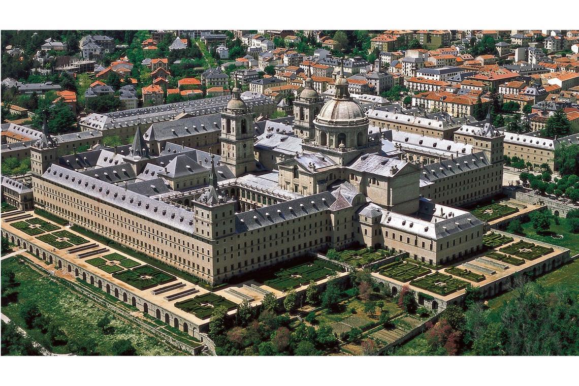 Phillip II. legt den Grundstein für das spanische Königsschloss El Escorial Das gewaltige Klosterschloss El Escorial liegt etwa 50 Kilometer nördlich von Madrid. Der größte Renaissancebau der Welt ist 207 Meter lang und und 161 Meter breit.