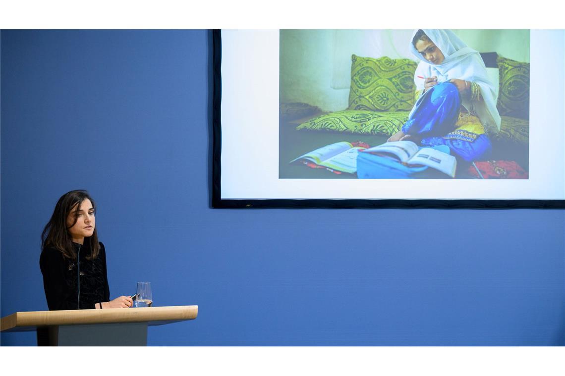 Das Gewinnerbild dieses Jahres stammt von der französischen Fotojournalistin Elise Blanchard, wie das Kinderhilfswerk der Vereinten Nationen mitteilte. Es stellt ein zehnjähriges Mädchen aus Afghanistan dar.