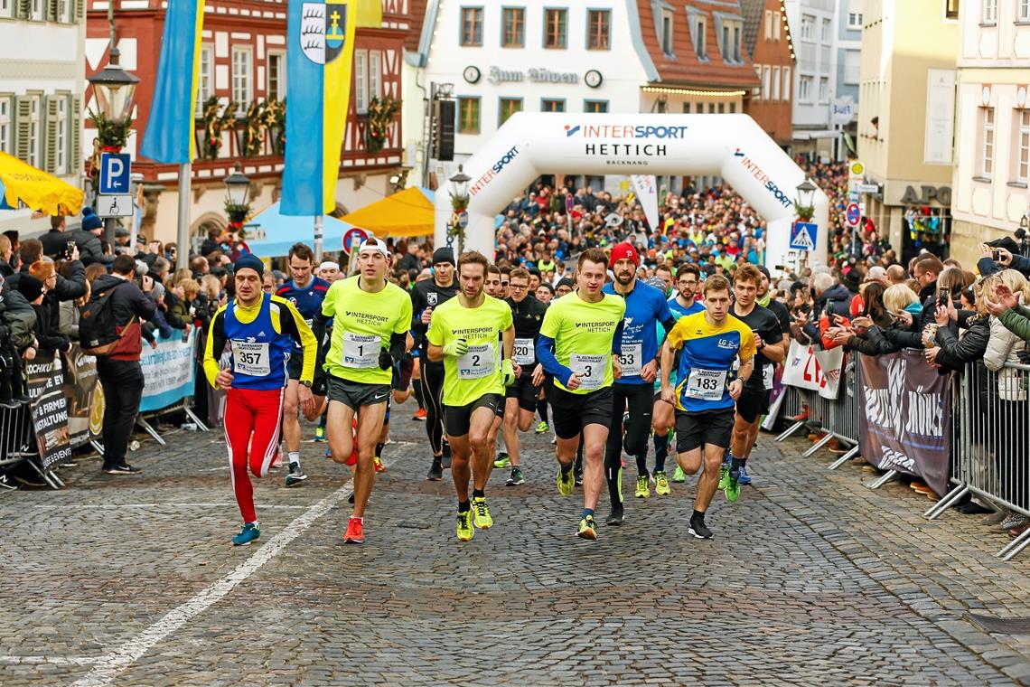 Backnanger Silvesterlauf: Von der Anziehungskraft nichts eingebüßt Das gewohnte Bild beim Start des Hauptlaufs: Die Favoriten drücken an der Spitze sofort aufs Gaspedal, die Heerschar an Hobbyläufern lässt es gemächlicher angehen. Fotos: Alexander Becher