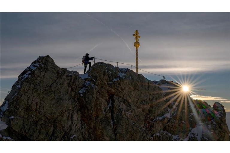 Das Gipfelkreuz ist mit Hunderten Stickern beklebt und muss restauriert werden.