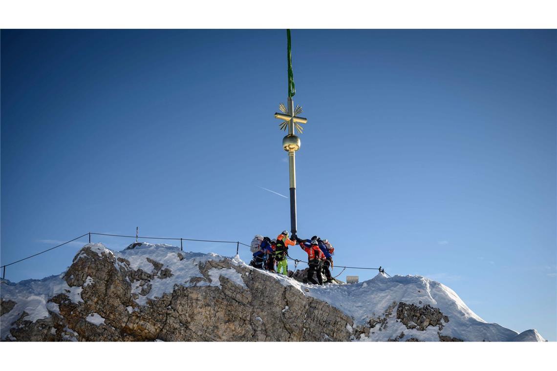 Das Gipfelkreuz ist zurück auf der Zugspitze.