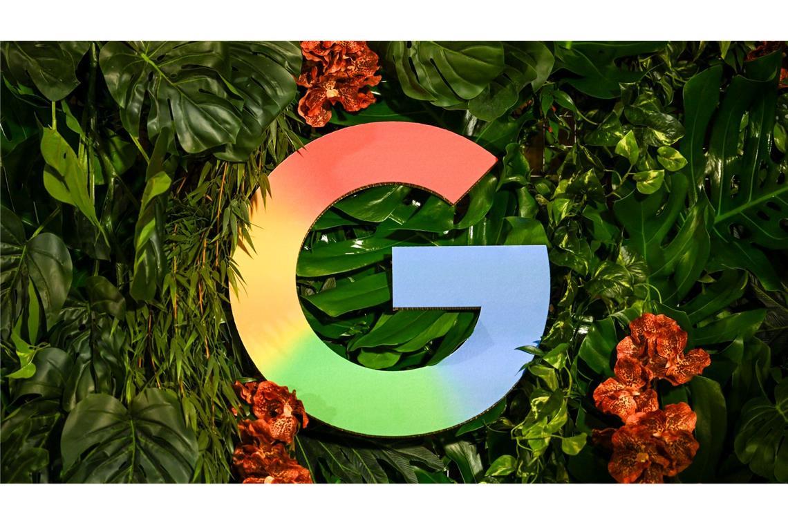 Das Google-Logo in Regenbogenfarben.