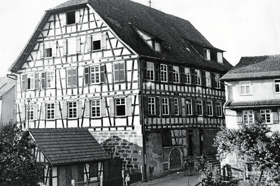 Zerfledderte Bücher, alte Schiefertafeln Das Grabenschulhaus, als es noch Schulhaus war. Nach dem Krieg wurden dort sehr viele Kinder unterrichtet. Foto: MZ-Archiv/Digitalisierung A. Kozlik