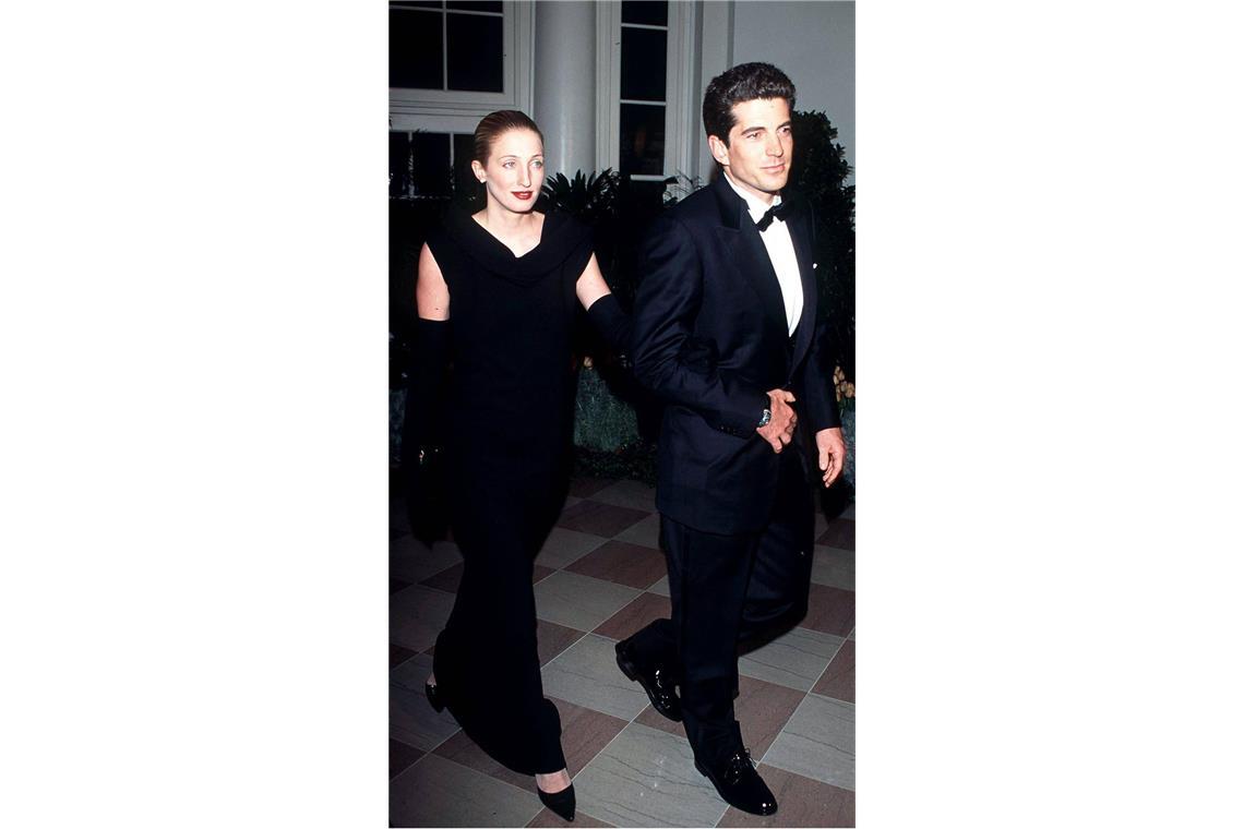 Wie wurde sie 25 Jahre nach ihrem Tod zur Modeikone? Das „Große Schwarze“: Carolyn Bessette-Kennedy trägt ein maximal schlichtes Abendkleid ihres Lieblingsdesigners Yohji Yamamoto zum Staatsdinner im Weißen Haus. Der Gipfel der Eleganz: Die über den Ellenbogen reichenden Handschuhe.