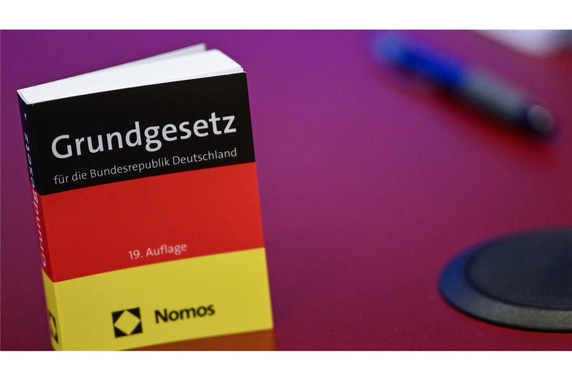 Das Grundgesetz in Miniatur-Ausgabe steht bei der Pressekonferenz zur AfD auf einem Tisch.
