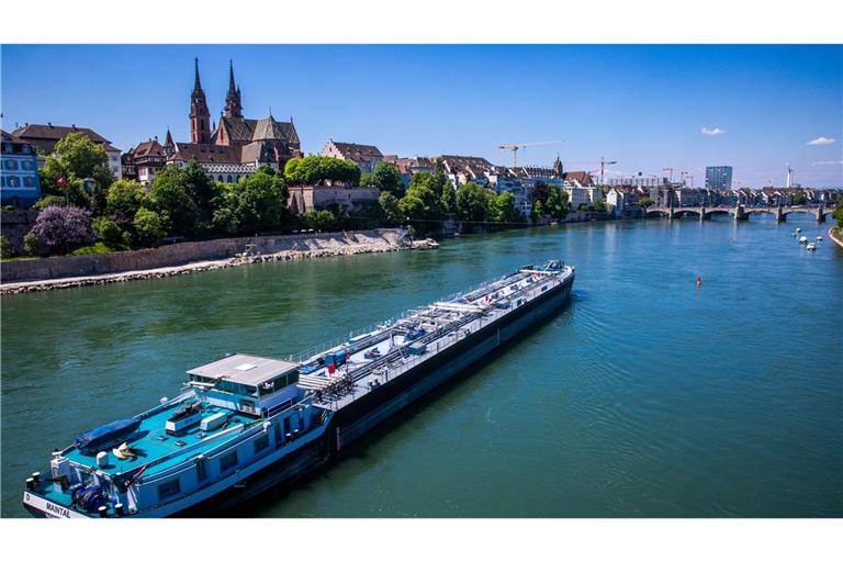 Das Grundwasser entlang des Oberrheins ist nach einer Studie erheblich mit Schadstoffen belastet (Archivbild).